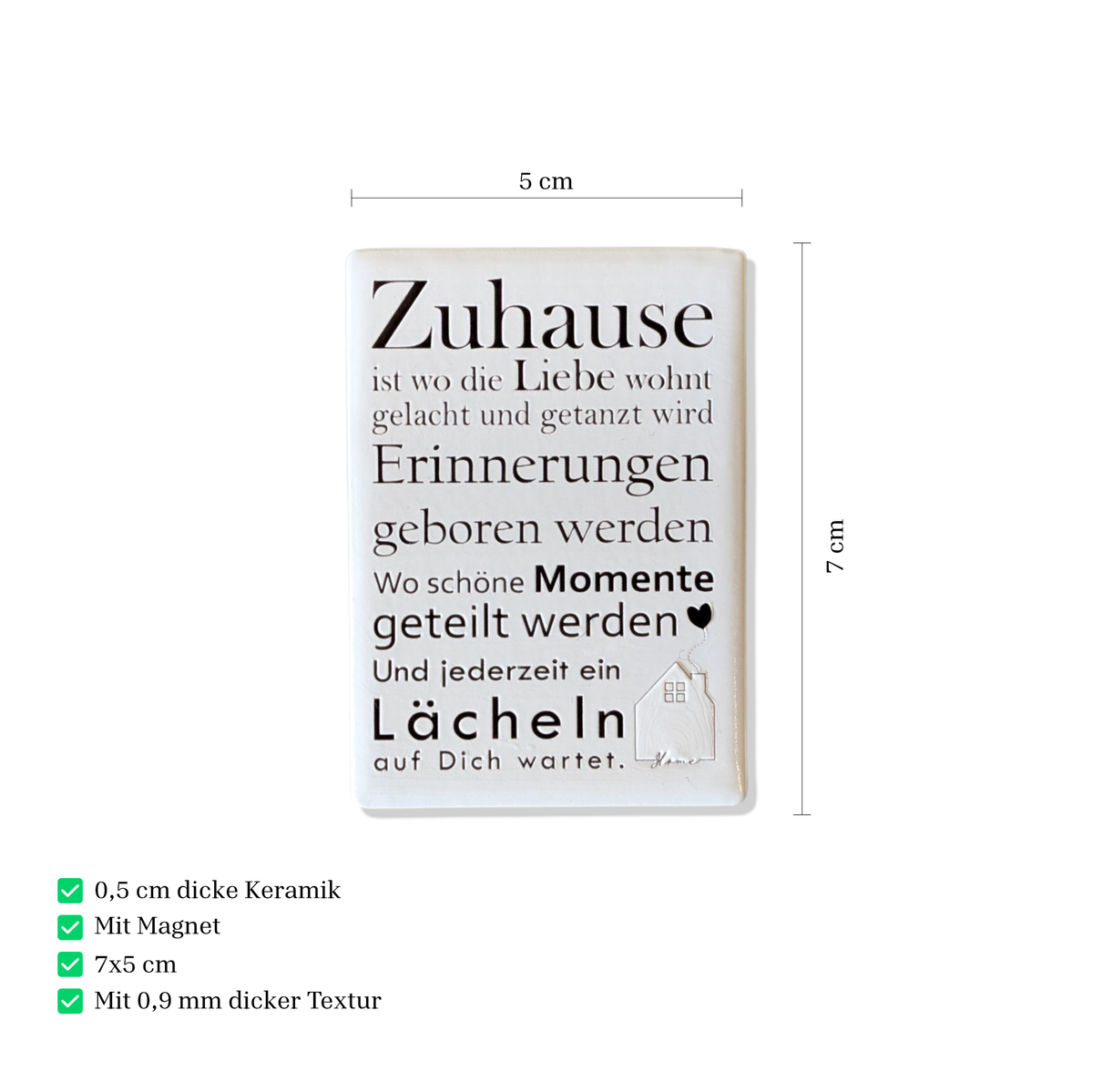 Rechteckiger Keramik-Kühlschrankmagnet (7x5 cm) mit seidenmatter Glasur. Auf hellem Grund steht der schwarze Spruch 'Zuhause ist wo die Liebe wohnt...' neben einer kleinen Haus-Illustration mit Herz im spürbaren 3D-Relief.