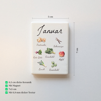 Saisonkalender Kühlschrankmagneten aus Keramik. Jeder Magnet repräsentiert einen Monat von Januar bis Dezember mit deutscher Beschriftung in geschwungener Schrift. Auf der cremefarbenen Oberfläche sind detailreiche, farbige Illustrationen von saisonalem Obst und Gemüse mit den jeweiligen Namen abgebildet.