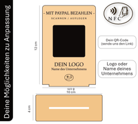 Rustikaler PayPal-Zahlungsaufsteller aus Holz mit graviertem QR-Code und NFC-Logo, der von einer Hand mit einem Smartphone berührt wird.