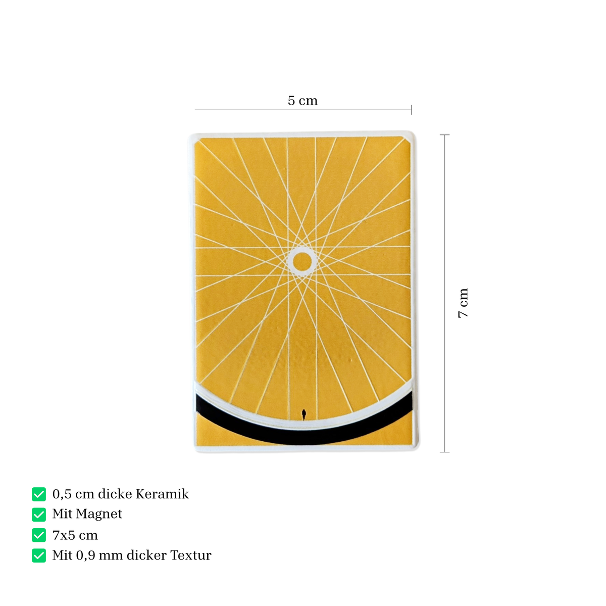 Rechteckiger Keramik-Kühlschrankmagnet (7x5 cm) in warmem Gelb. Gezeigt wird ein minimalistisches Fahrradrad mit feinen weißen Speichen, einem schwarzen Reifen am unteren Rand und einer winzigen menschlichen Silhouette im spürbaren 3D-Relief.