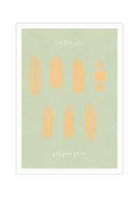 Das Surfer Poster mit verschiedenen Surfbretten im vintage Stil und schönem Himmelblau und Orange, ist die ideale Wanddeko für alle die ihr Wohnung im maritimen Einrichten.