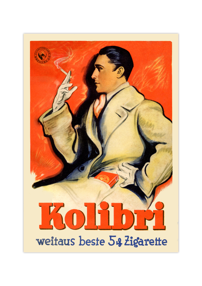 Das Poster zeigt eine Vintage-Werbung von 1930 für Kolibri-Zigaretten aus Dresden. Ein eleganter Mann raucht eine Zigarette vor rotem Hintergrund. Große orangefarbene Aufschrift „Kolibri“.