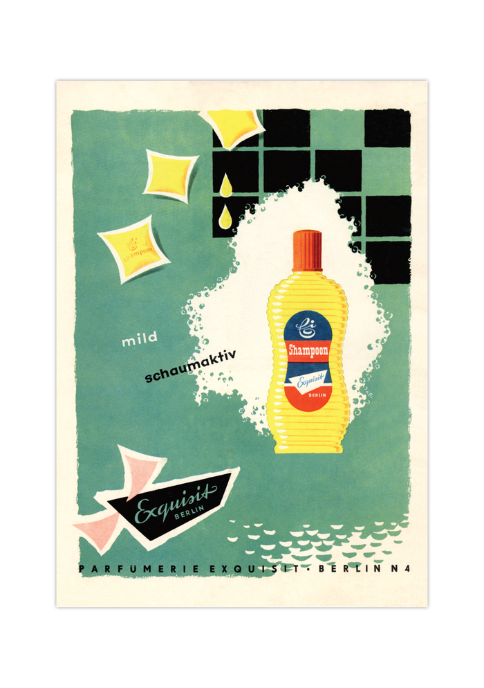 Nahaufnahme eines Vintage-Werbeposters für Exquisit Shampoo aus den 60er Jahren der DDR. Zu sehen ist eine klassische Shampoo-Flasche vor einem kräftigen grünen Hintergrund mit dem eleganten Schriftzug Exquisit Berlin im unteren Bereich.