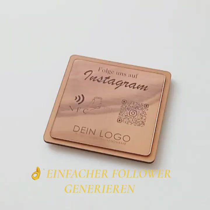 Quadratische, personalisierte Instagram-Follower-Platte aus graviertem Kunststoff in gebürsteter Roségold-Optik auf Holzträger. Hochpräzise Kontrast-Gravur von NFC-Icon und QR-Code.