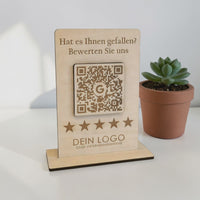 Google Bewertungs-Aufsteller aus Holz – QR-Code mit Google-Logo und personalisierbarem Text. Stilvolle Theke-Deko für mehr Bewertungen. Größe: 12x8 cm, inkl. Fuß. Jetzt individuell gestalten!