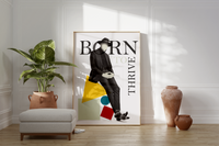 Das Fashion-Poster zeigt einen Mann im Anzug und mit Hut, sitzend auf verschiedenen geometrischen Formen.