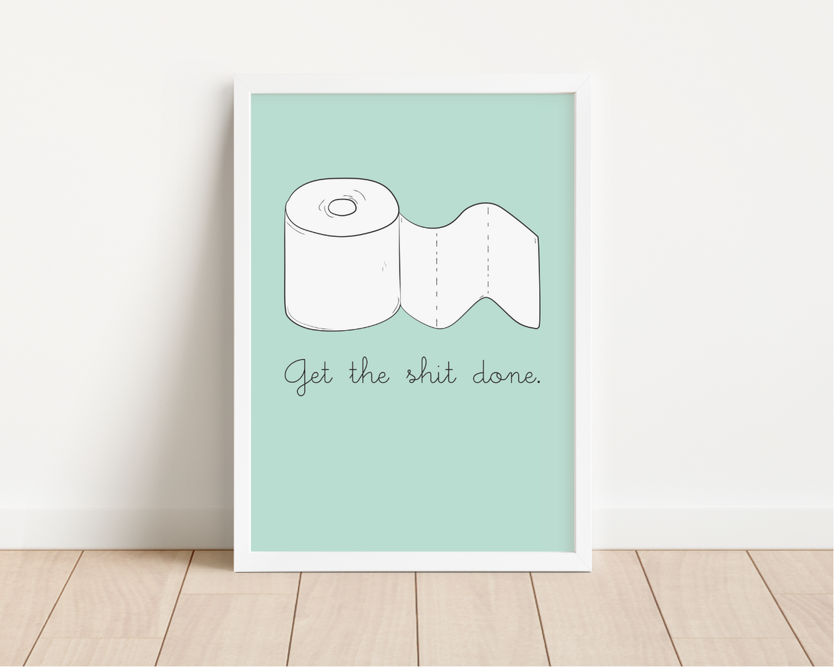 Dieses witzige Badezimmer Poster zeigt eine Klopapierrolle und den lustigen Spruch "Get shit done.".