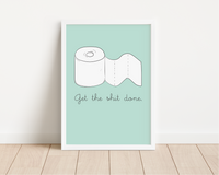 Dieses witzige Badezimmer Poster zeigt eine Klopapierrolle und den lustigen Spruch "Get shit done.".