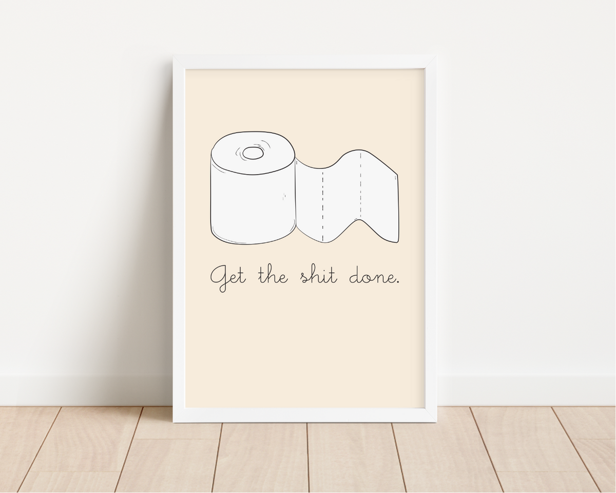 Dieses witzige Badezimmer Poster zeigt eine Klopapierrolle und den lustigen Spruch "Get shit done.".
