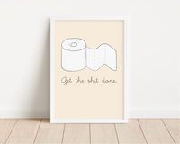 Dieses witzige Badezimmer Poster zeigt eine Klopapierrolle und den lustigen Spruch "Get shit done.".