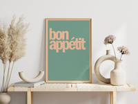 Das Küchenposter zeigt das Wort Bon Appétit in verschiedenen Vintagefarben wie Lachs, Grün, Blau oder Rotbraun. Das minimalistische Bild passt in jede modern gestaltete Küche.