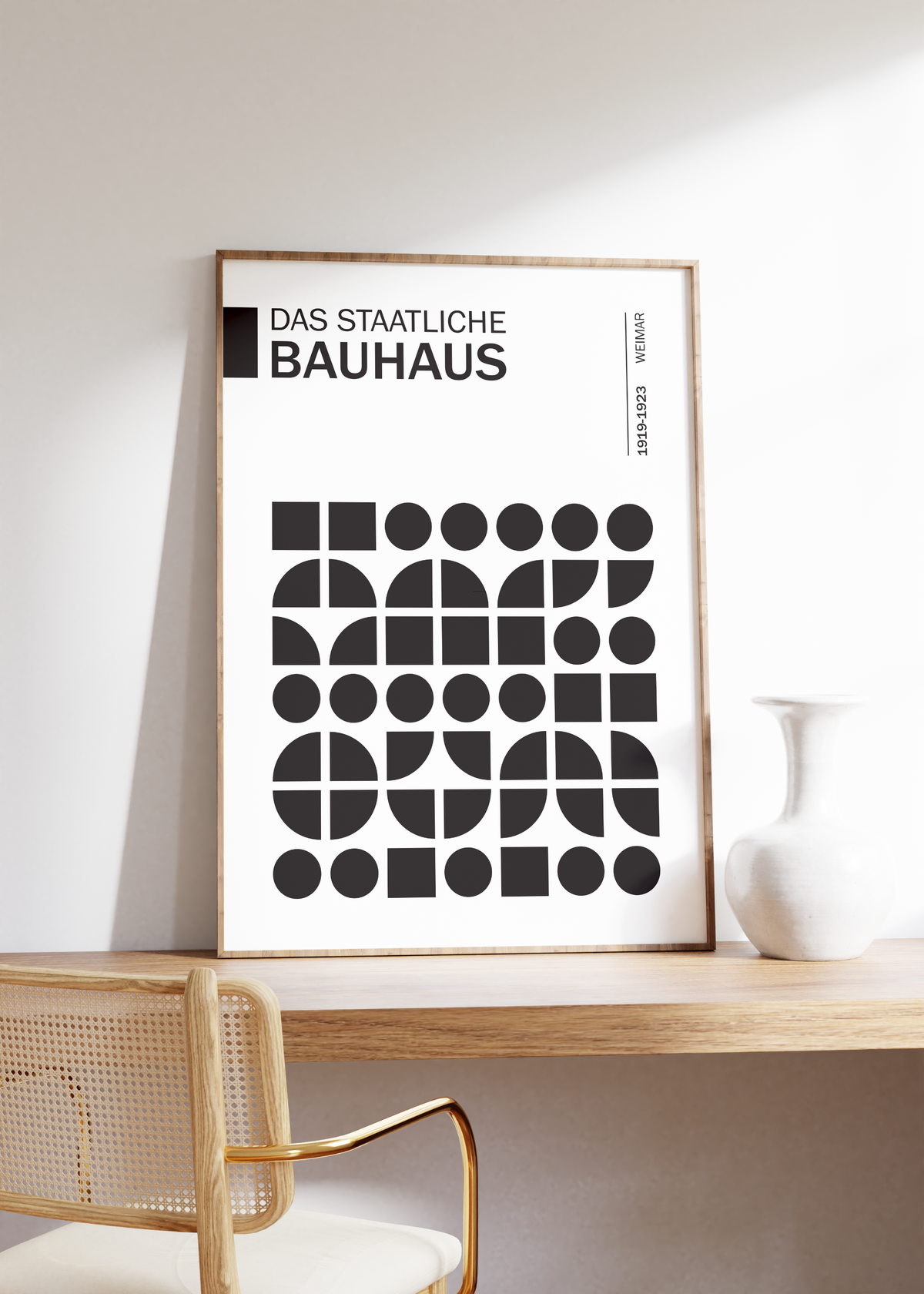 Dieses Bauhaus Poster zeigt dir verschiedene Schwarz dargestellte, geometrische Formen. Das in schönem Schwarz und Weiß gehaltene Poster hat die Bildüberschrift "Das Staatliche Bauhaus" 