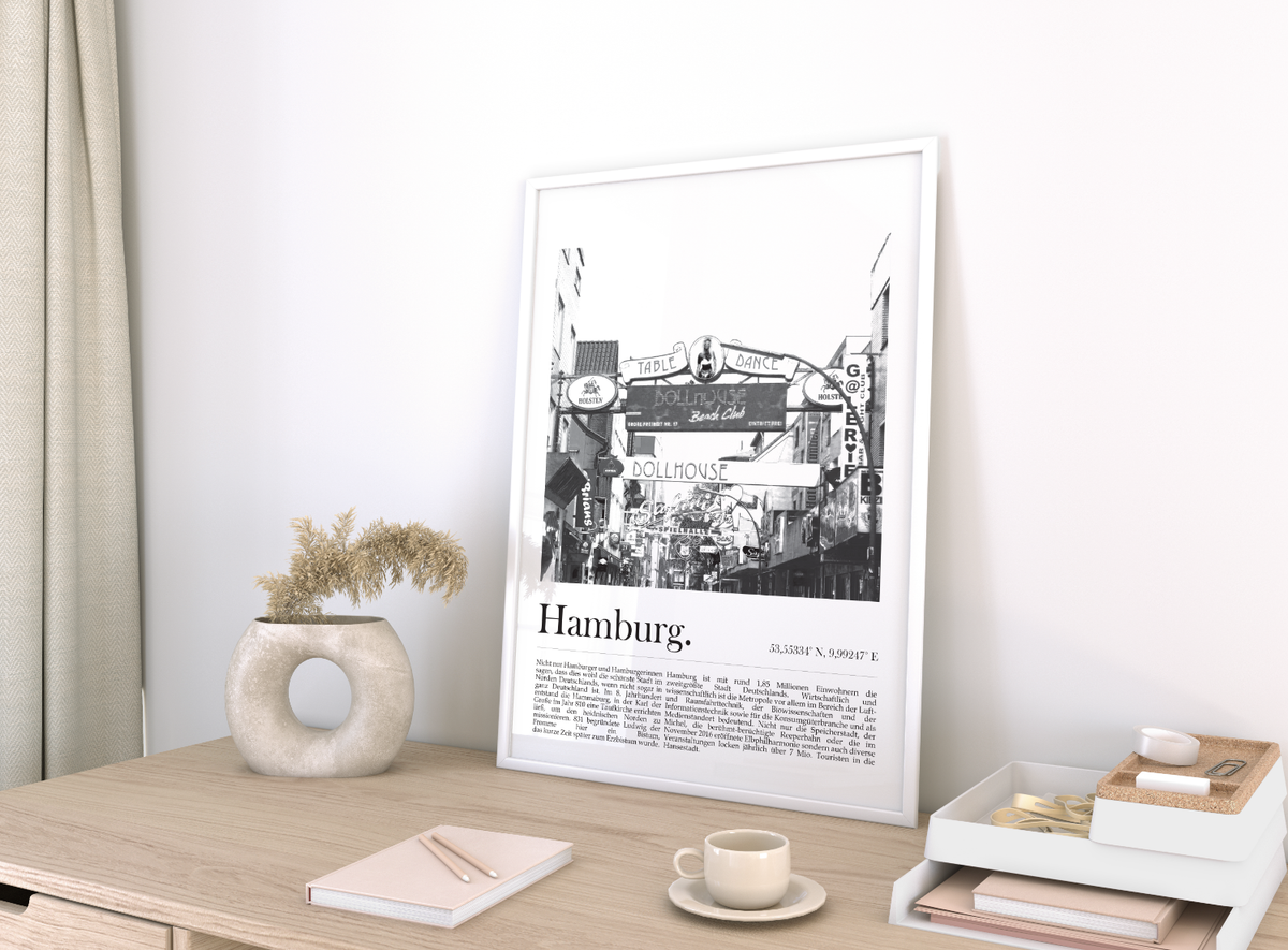 Die Poster zeigen die Hamburger Speicherstadt oder den Hamburger Kiez.
