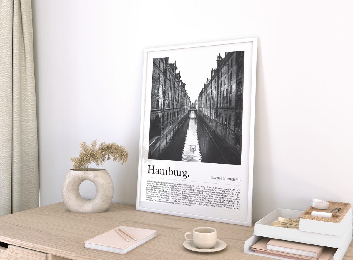 Die Poster zeigen die Hamburger Speicherstadt oder den Hamburger Kiez.