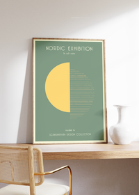 Das Poster im skandinavischen Stil zeigt dir zwei versetzte Hälften eines Kreises in Gelb. Das Poster ist mit den Worten "Nordic Exhibition" und auf Schwedisch mit " liv och natur" überschrieben.