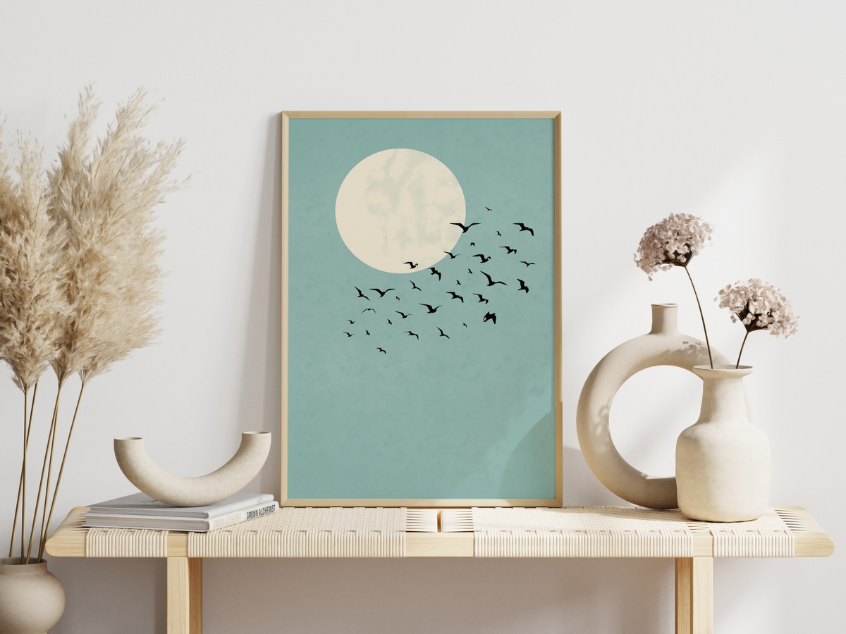 Dieses dekorative Poster zeigt einen Vogelschwarm, der vor dem Mond fliegt.