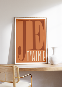 Das Poster zeigt die französischen Worte je t'aime in Rot-Brauner Farbe. 