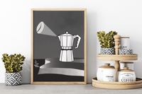 Dieses schöne Poster zeigt eine Espressokocher dargestellt als Leuchtturm auf einer Küste, inklusive Kaffeebohne als Licht am Himmel. 