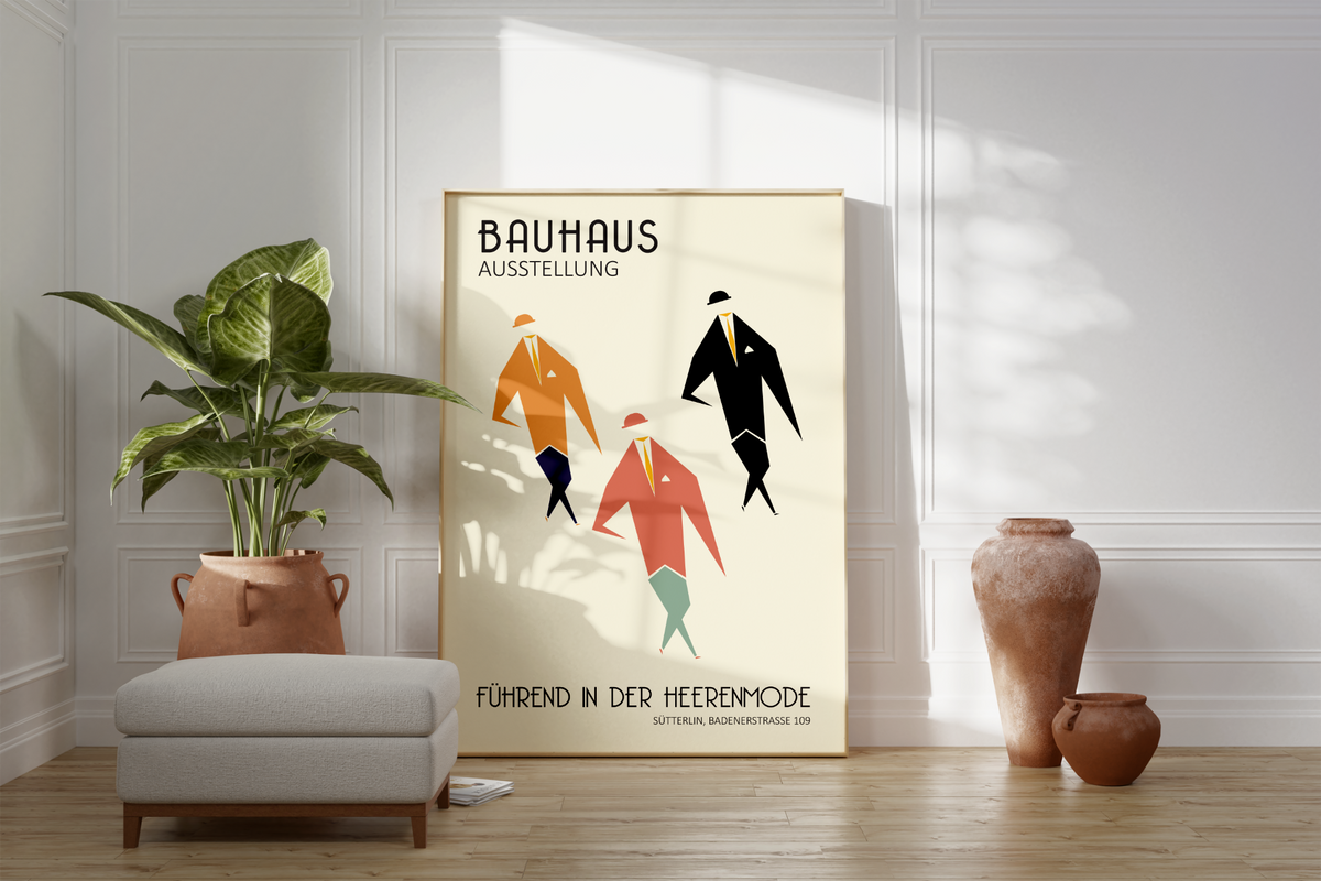 Das Bauhaus Poster zeigt drei geometrisch dargestellte Herren in verschiedenfarbigen Anzügen mit Hut und Einstecktuch. Das Poster, mit der Bildüberschrift Bauhaus Ausstellung und der Unterschrift Führend in der Herrenmode, Sütterlin, Badenerstrasse 109,  ist einem Ausstellungsplakat nachempfunden, ist so aber nie erschienen.