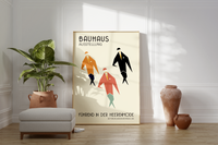 Das Bauhaus Poster zeigt drei geometrisch dargestellte Herren in verschiedenfarbigen Anzügen mit Hut und Einstecktuch. Das Poster, mit der Bildüberschrift Bauhaus Ausstellung und der Unterschrift Führend in der Herrenmode, Sütterlin, Badenerstrasse 109,  ist einem Ausstellungsplakat nachempfunden, ist so aber nie erschienen.