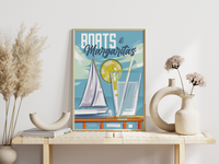 Das maritime Poster zeigt dir eine sommerliche Szene mit einer Margarita im Vorder- und einem Selgelboot im Hintergrund.