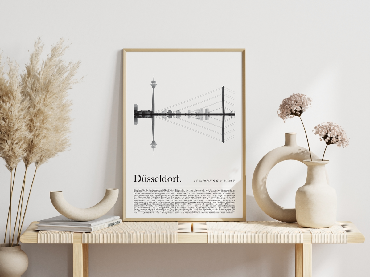 Das Düsseldorf Poster zeigt den Rheinturm, im Vordergrund die Theodor Heuss Brücke und das Rheinufer.