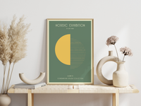 Das Poster im skandinavischen Stil zeigt dir zwei versetzte Hälften eines Kreises in Gelb. Das Poster ist mit den Worten "Nordic Exhibition" und auf Schwedisch mit " liv och natur" überschrieben.