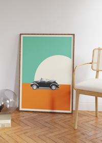 Das Poster zeigt dir ein Foto eines Schwarz/Weißen Oldtimer der an einem Strand mit Sonnenuntergang steht.