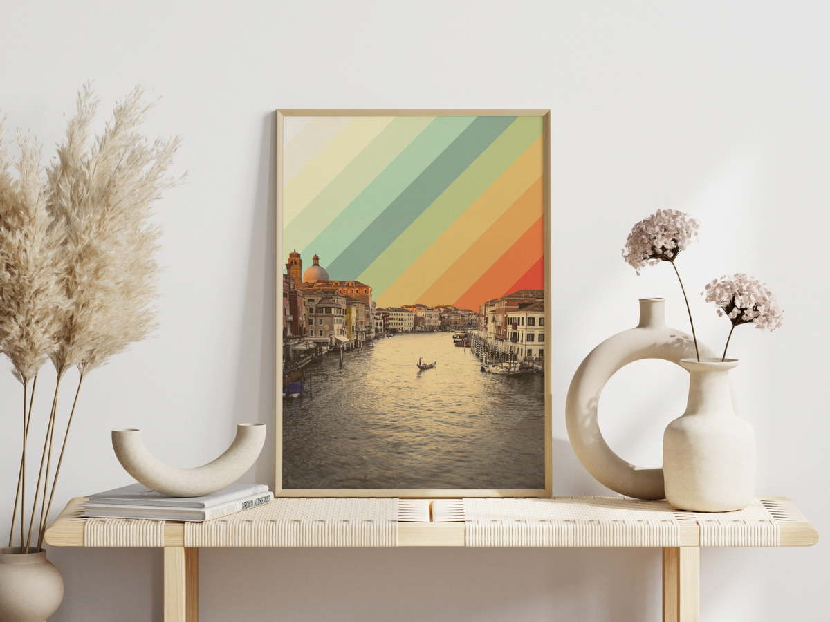 Dieses Poster zeigt ein Foto eines Kanals in Venedig, Italien. Das Poster im Vintagedesign hat als Hintergrund einen Regenbogen.
