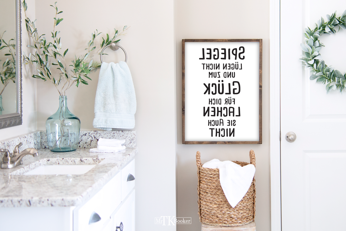 Dieses witzige Badezimmer Poster mit dem lustigen Spruch "Spiegel lügen nicht und zum Glück für dich lachen sie nicht" in gespiegelter Schrift ist die ideale Wanddeko für dein Bad.