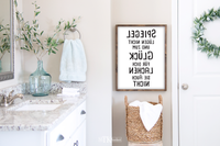 Dieses witzige Badezimmer Poster mit dem lustigen Spruch "Spiegel lügen nicht und zum Glück für dich lachen sie nicht" in gespiegelter Schrift ist die ideale Wanddeko für dein Bad.
