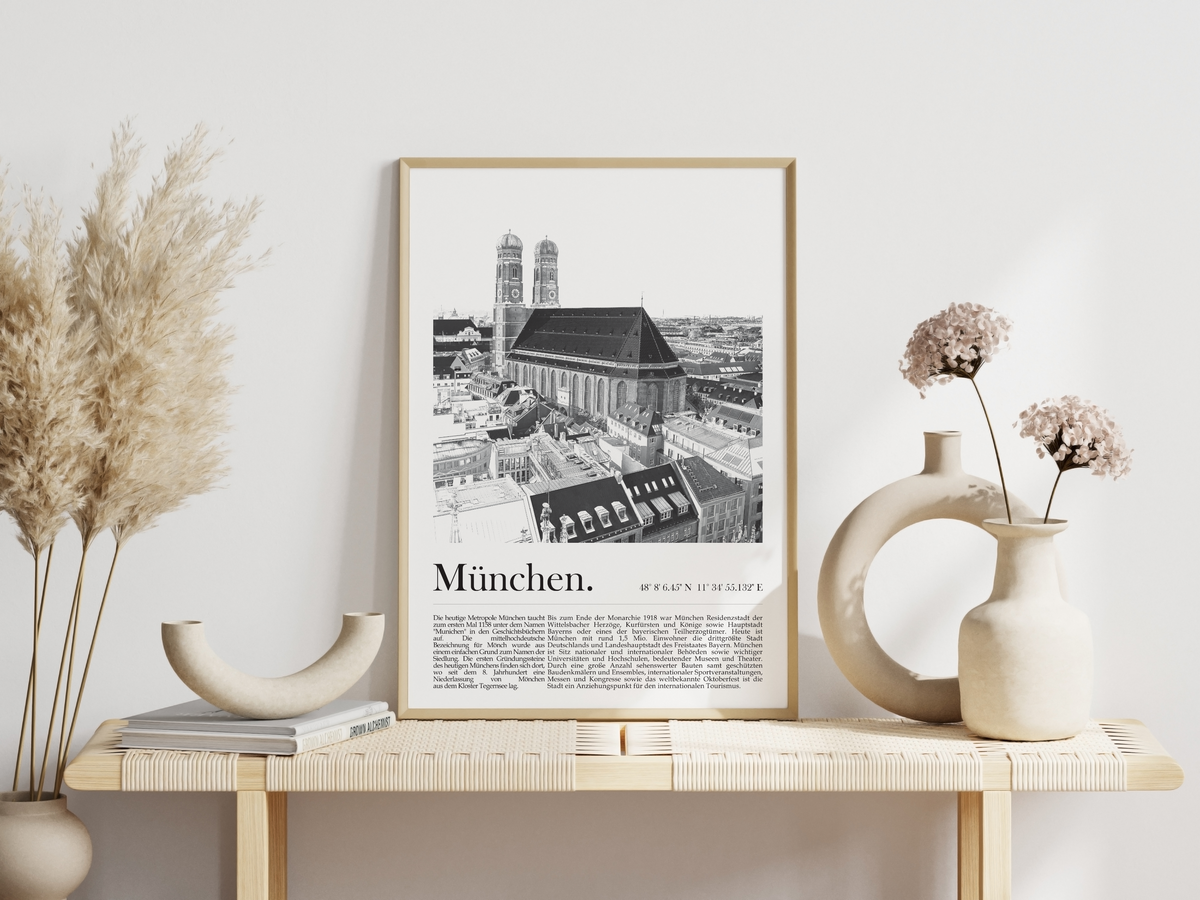 Dieses Poster zeigt dir eine Ansicht von München auf der das städtische Wahrzeichen, die Frauenkirche, zu sehen ist.