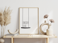 Das minimalistische Poster zeigt dir in schwarz und weiß eine Schaukel und den Spruch Enjoy Life, was so viel bedeutet wie genieße das Leben.