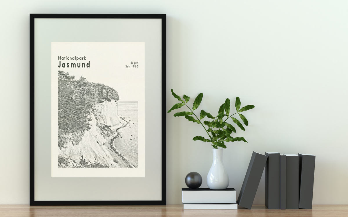 Dieses Poster zeigt eine Ansicht des Kreidefelsens im Nationalpark Jasmund auf Rügen, Mecklenburg-Vorpommern. 