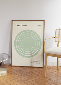 Das Poster im Bauhaus-Stil  zeigt dir eine Spirale im Kreis in Grün oder Orange.