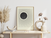 Das Poster zeigt dir einen Blick in den Himmel, mit dem Mond (inklusive Sterne innerhalb) der gleichzeitig eine Sonne darstellt.