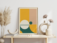 Das Poster zeigt eine abstrakte, geometrische Darstellung in Grün, Gelb und Lachsfarben mit weißem Bildrand.