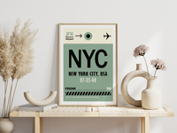 Das Poster zeigt ein Bild des John F. Kennedy Flughafen in New York City. Das Bild im vintage Stil ist in schönem Blau und Beige gehalten. 