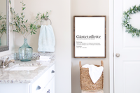 Dieses witzige Badezimmer Poster zeigt die Definition der Gästetoilette mit Aussprache und Bedeutung.