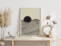 Das Wellen Poster zeigt dir gezeichnete Wellen mit einer schwarzen Sonne am Horizont. 