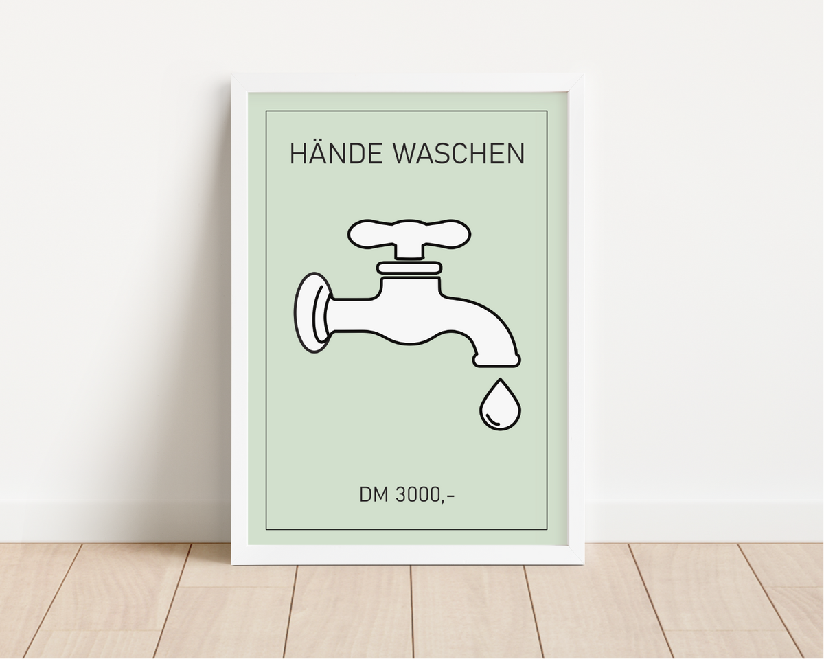 Dieses witzige Badezimmer Poster mit Wasserhahn und den Worten Hände waschen erinnert an das Spiel Monopoly und ist die ideale Wanddeko für dein Bad.