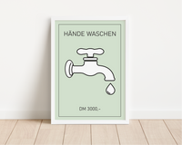 Dieses witzige Badezimmer Poster mit Wasserhahn und den Worten Hände waschen erinnert an das Spiel Monopoly und ist die ideale Wanddeko für dein Bad.