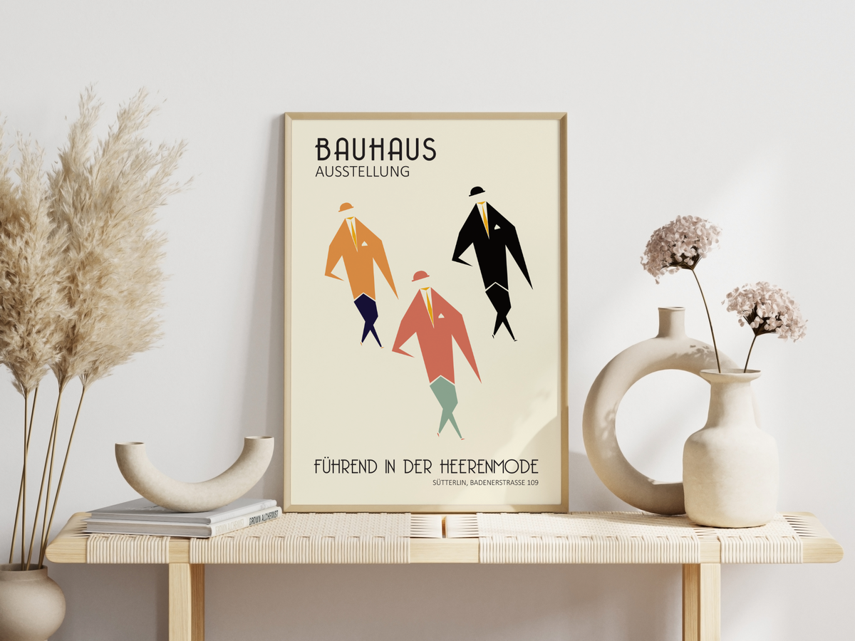 Das Bauhaus Poster zeigt drei geometrisch dargestellte Herren in verschiedenfarbigen Anzügen mit Hut und Einstecktuch. Das Poster, mit der Bildüberschrift Bauhaus Ausstellung und der Unterschrift Führend in der Herrenmode, Sütterlin, Badenerstrasse 109,  ist einem Ausstellungsplakat nachempfunden, ist so aber nie erschienen.