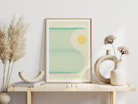 Das maritime Poster zeigt minimalistisch dargestellte Wellen, eine Orange Sonne, sowie den Spruch Wave after Wave.