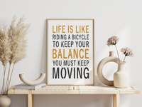 Dieses Poster zeigt dir einen motivierenden Spruch Albert Einsteins. Der Spruch lautet "Life is like riding a bicycle. To keep your balance, you must keep moving.".