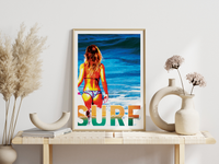 Das Poster zeigt im retro Stil eine schöne Frau im Bikini mit Surfbrett ins Meer gehen, inklusive der Bildunterschrift Surf.