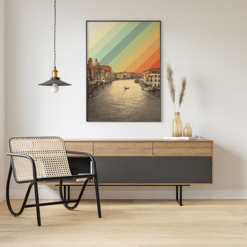 Dieses Poster zeigt ein Foto eines Kanals in Venedig, Italien. Das Poster im Vintagedesign hat als Hintergrund einen Regenbogen.