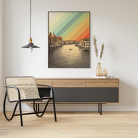 Dieses Poster zeigt ein Foto eines Kanals in Venedig, Italien. Das Poster im Vintagedesign hat als Hintergrund einen Regenbogen.