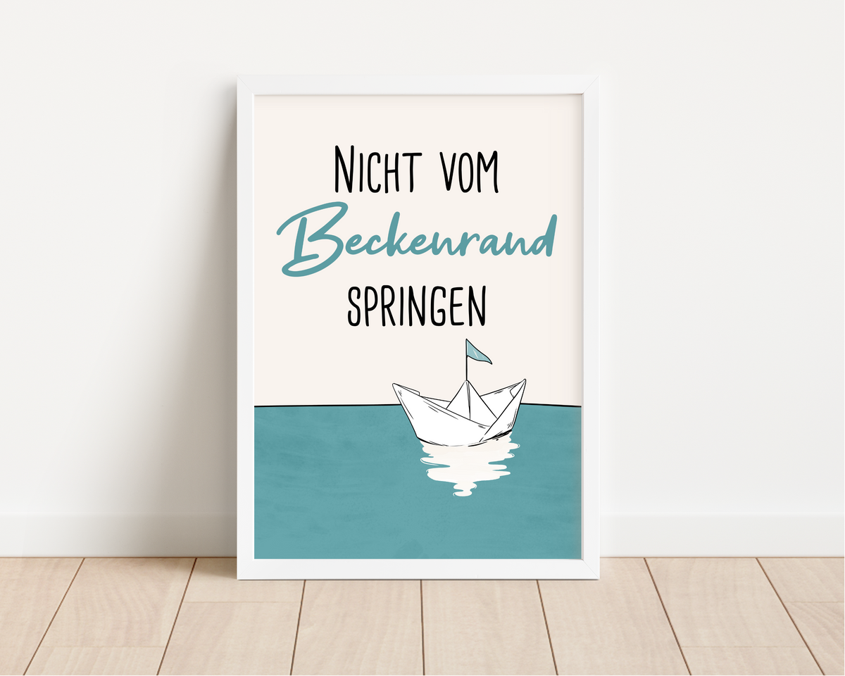 Das Badezimmer Poster zeigt den witzigen Spruch "Nicht vom Beckenrand springen". Die Deko ist in schönem Blau und Grau gehalten und zeigt zusätzlich ein Origamiboot. 