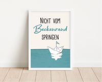 Das Badezimmer Poster zeigt den witzigen Spruch "Nicht vom Beckenrand springen". Die Deko ist in schönem Blau und Grau gehalten und zeigt zusätzlich ein Origamiboot. 